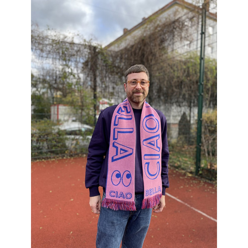 FC Amore Schal „Ciao Bella/Ciao Bello“ von Plateau Studio und Weekender Magazin FC Amore Schal „Ciao Bella/Ciao Bello“ von Plateau Studio und Weekender Magazin