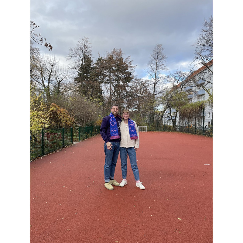 FC Amore Schal „Ciao Bella/Ciao Bello“ von Plateau Studio und Weekender Magazin FC Amore Schal „Ciao Bella/Ciao Bello“ von Plateau Studio und Weekender Magazin