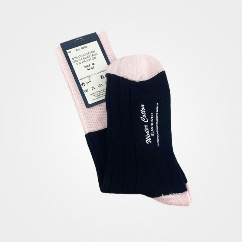 Zweifarbige Socken aus Baumwolle von Calzificio Rossanigo aus dem Piemont; Design Neil Barrett Zweifarbige Socken aus Baumwolle von Calzificio Rossanigo aus dem Piemont; Design Neil Barrett